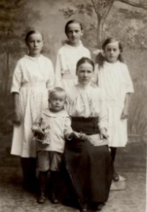 personfoto_gruppkort_1872-06-19_lotten_med_barnen.jpg